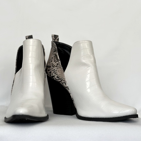 Qupid | Black and White Snakeskin Booties | Size: 9 - Picture 3 of 11